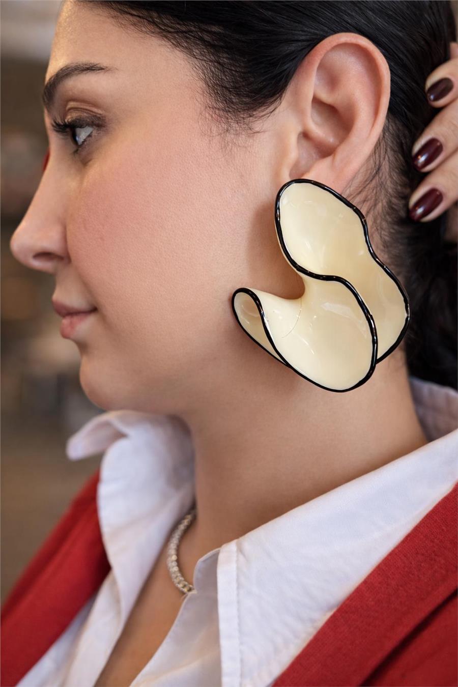 Elena Asimetrik Plastik Krem Küpe